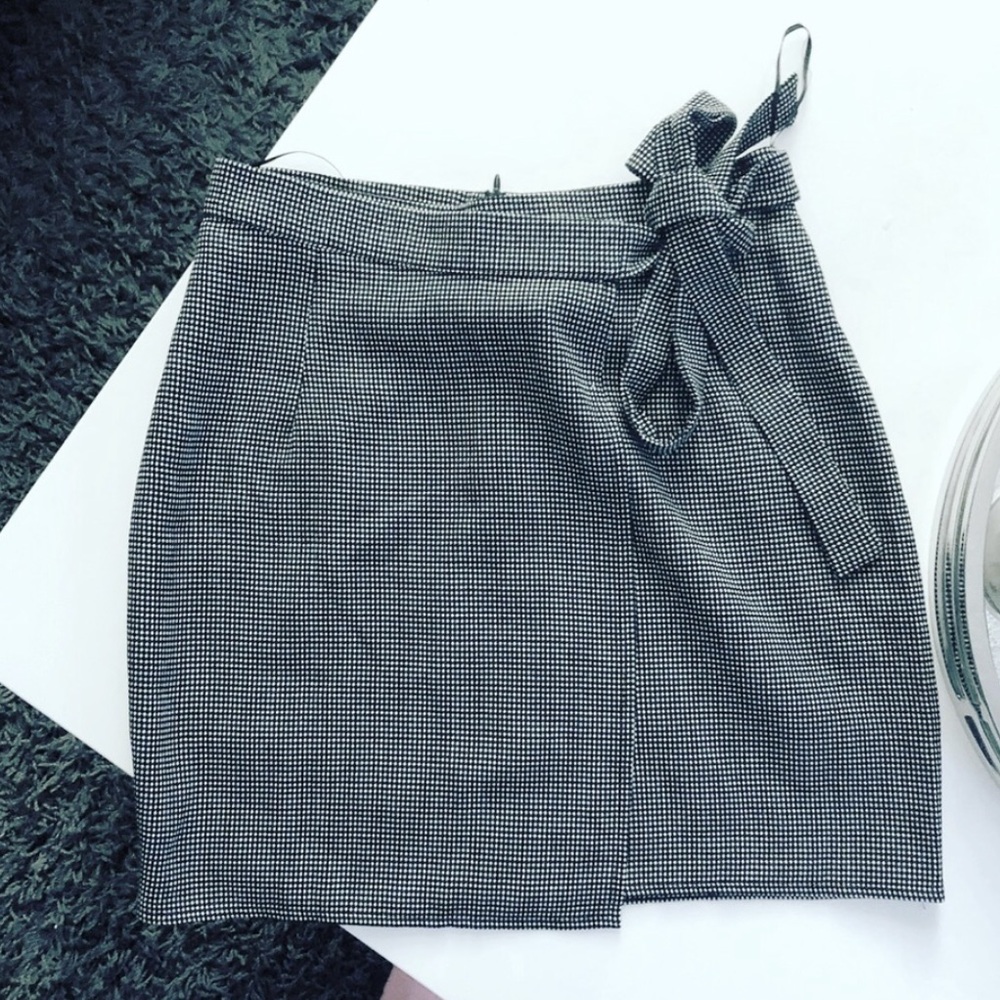 ✨HOST PICK✨Black/white side tie skirt- NWT - LF